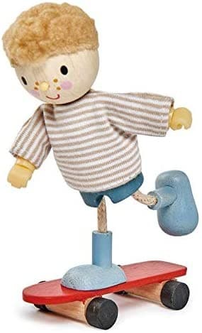 Tender leaf Toys - Edward & Skateboard für Puppenhaus