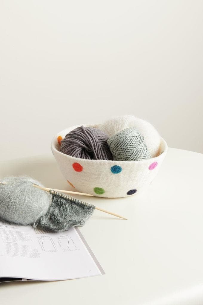 Filz-Korb Weiß, bunt gepunktet, handgefilzt, 23 x 23 x 9cm