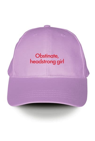 Fliederfarbene Penguin Klassiker Cap mit korallenrot gestickter Schrift. 'Obstinate headstrong girl!' Jane Austen