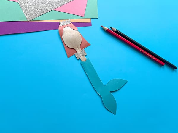 Jetzt kannst du die einzelnen Papierstücke
an den Holzlöffel kleben.