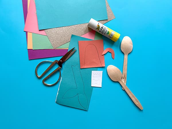 Zuerst zeichnest du mit dem Bleistift die
Umrisse für die Flosse, das Vorderhaar und
das Hinterhaar der Frisur und ¿ für deine
Meerjungfrau ¿ ein Bikinioberteil auf das
Tonpapier. Wenn du möchtest, kannst du
auch noch ein Krönchen aufzeichnen.